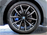 【BMWアロイホイル】軽量かつ強度に拘ったアロイホイル。走行性能ポテンシャルを引き出す設計。車の足元を引き締めてくれる大きなポイントはアロイホイルです。