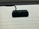 後方にもドライブレコーダーのカメラが付いています。前後両方でお車の周りを監視・記録いたします。