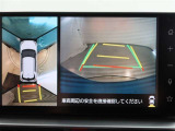 パノラミックビューモニター付きです。車両を上から見たような映像をディスプレイオーディオ画面に表示。運転席からの目視だけでは見にくい、車両周辺の状況をリアルタイムでしっかり確認できます。