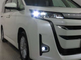 高輝度で点灯速度が速く、しかも消費電力の少ないLEDヘッドライトが装備されています!LEDの明るい光が走行中の視界の確保をサポートして、夜のドライブがより楽しく安全に運転できます♪