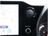 ポケットやバッグからキーを出さずにスマートに乗り込め、ボタンプッシュでおしゃれにエンジンスタートです。盗難防止イモビライザーも装備で安心です!