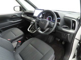 シンプルで使いやすいデザインの運転席です。