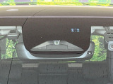 【ホンダセンシング】走行中に前方の車両等を認識し、衝突しそうな時は警報とブレーキで衝突回避と被害軽減をアシスト。より安全にドライブをお楽しみいただけます。