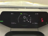 一目で今出ている速度が分かるデジタルメーターを採用しており、うっかりのスピード超過も減りますよ