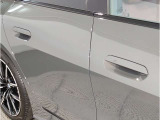 【デザインとの融合】BMWデザイナーが創り出したボディデザインを損なう事のない様に配置とデザインに拘っています。ドアノブについてもBMWの拘りに妥協はありません。