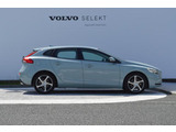 V40の特徴でもある流線型のボディーラインは軽快な走りを予感させます。