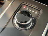 ロータリーシフトはイグニッションONでセレクターが浮き上がり、エンジンOFFで格納されます。先進性、効率性、そして洗練性すべてを高い次元でご体感いただけます!
