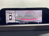 【全方位モニター】まるでクルマを真上から見下ろしたかのような視点で駐車をサポートします!クルマの斜め後ろや真横など、前後左右の4つのカメラの映像が合成されて、モニターに映し出されます。