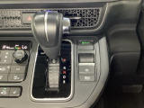 CVT車のセレクトレバーです。低速から高速まで、変速ショックのないスムーズな走りと、エンジン効率のよい領域を維持して燃費にも貢献します。サイドブレーキはスイッチ操作の電子制御パーキングブレーキです。