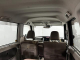 車内は明るくて見通しが良く、初めての方でも運転しやすい印象です。天井が高く圧迫感がないので、お子さまとのお出かけも快適に過ごせます。