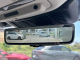 ランドローバー初のクリアサイトインテリアリアビューミラーは車体に装備したカメラによって、後方の映像がミラーに映し出されます。ミラーユニット下部のスイッチで簡単にモード切替も可能です。