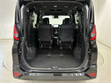 3列目シートを立てたままでも十分な容量のラゲージスペース!低い開口部により、重い荷物も大きく持ち上げずに出し入れできます