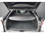 ハンズフリーパワーバックドアは、両手が荷物でふさがっているときでも、キーを携帯している状態であれば、リヤバンパーの下に足を出し入れすることで自動開閉します。