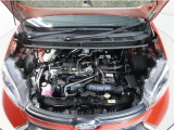 車にとって、とても大切な部分のエンジンルーム。綺麗に清掃済みで安心です。