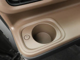 カップホルダーは運転席や助手席からちょうど手の届く位置です!!