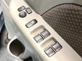 【電動格納ミラー】サイドミラーは電動格納式となっており、狭い駐車場でもキズがつくリスクを抑えられます。