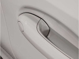 【デザインとの融合】BMWデザイナーが創り出したボディデザインを損なう事のない様に配置とデザインに拘っています。ドアノブについてもBMWの拘りに妥協はありません。