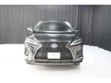 エクステリアは、一目でLEXUSとわかるスピンドルグリルを起点に、人が乗るキャビンの前後を大胆に絞り込んだ菱形のボディと力強く張り出したホイールフレアを融合させ、タイヤの存在を強調しています。