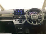 車内は光触媒抗菌消臭施工済です。インパネ周りはスタイリッシュなデザインで機能や装備も充実しています。グローブボックスやカップホルダーのほかにトレーなどたくさんの収納スペースが付いています。