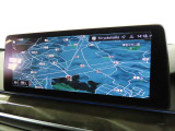 ディスプレイは必要な情報をひと目で把握できるだけでなく、BMW iDriveの主要なインターフェイスとしてさまざまな機能の直観的な操作を可能にしています。