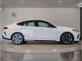 【BMWの伝統-3】BMWのお車は、&ldquo;駆け抜ける歓び&rdquo;を体現しております。走行の安定性とコーナリングの良さを追求し、思い通りにハンドルの操作可能です。