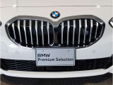 【BMWの伝統】BMWの特徴的な&ldquo;キドニーグリル&rdquo;は、80年以上続く伝統の形でございます。変わらないこだわりのデザインが、プレミアムブランド&ldquo;BMW&rdquo;を創り出します。