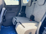 後部座席です。足元空間は広々しており、大人4人乗車も無理なく可能です。
