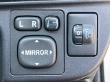 【電動格納ミラー】サイドミラーは電動格納式となっており、狭い駐車場でもキズがつくリスクを抑えられます。