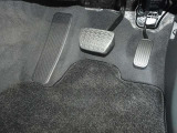 運転席アクセル・ブレーキペダル