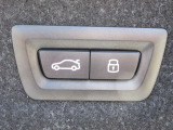電動リアゲート装備です。バンパー下でのキックスイッチも装備されております。