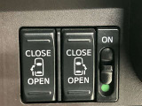 両側パワースライドドアを採用しており、運転席から簡単に開閉操作が可能です。駐車場や狭い場所でも扱いやすく、乗車時・降車時の負担を軽減します。