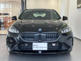 【BMWの伝統-1】BMWの特徴的な&ldquo;キドニーグリル&rdquo;は、80年以上続く伝統の形でございます。変わらないこだわりのデザインが、プレミアムブランド&ldquo;BMW&rdquo;を創り出します。
