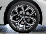 BMWの純正アロイホイールは軽量かつ強度にも優れているホイールで走行性能を引き上げる設計になっております。足元にもBMWは妥協がなくこだわっている個所になります。