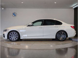 【拘りのFR】BMWが多く採用するFR車。ダイレクトでスポーティな加速感・シャープなハンドリングを実現。縦置きエンジンレイアウトにより、フラットで上質な乗り味です。