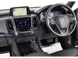 使いやすさや安全性を追求したステアリング周り!高級車ゆえにスイッチ類が多いのも特徴ですね!考え尽くされた配置ですぐに使いこなす事が出来ますのでご安心下さい!是非、体感してみて下さい!!