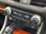 【オートエアコン】一度お好みの温度に設定すれば、車内の温度を検知し風量や温度を自動で調整。暑い&hellip;寒い&hellip;と何度もスイッチ操作をする必要はありません。快適な車内空間には必須の機能ですね♪