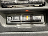 【ETC】有料道路を利用する際に料金所で停止することなく通過できる、ETC車載器(ノンストップ自動料金収受システム機器)が装備されています。セットアップを行うことで利用可能になります。
