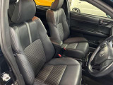 運転席の画像です。足元やシートまわりに余裕があり、リラックスした姿勢で運転が可能です。視界も良好で操作系へのアクセスもしやすく、快適で安心感のあるドライブをサポートします。