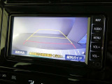 バックガイドモニター付き。車両後方の映像をナビ画面に表示し、駐車などの後退操作をサポートします。