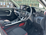 【運転席】座り心地が良いシートなので長時間の運転でも快適にお過ごしいただけます。新品のフロアマットのご注文も可能です。掲載箇所以外にご希望の写真がございましたらお気軽にお問い合わせ下さい。