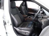 合皮+ファブリックのコンビネーションで、運転席はパワーシートとなっており、微妙なポジション調整も可能です!