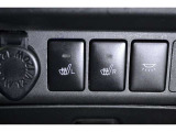 運転席・助手席シートヒーター装備☆  座面と背もたれをすばやく温めるシートヒーターを内蔵。身体を直接温めることができます。 寒い時期には嬉しいアイテムですね♪