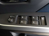 パワーウィンドウスイッチで運転席から全席の窓の開閉ができます。