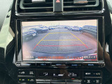 【バックモニター】後方の障害物や歩行者を確認できるバックモニター。狭い駐車場や混雑した場所でも安心して車を操作できます。