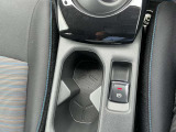 カップホルダーもあるので快適です。電動パーキングあります。