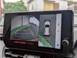【パノラミックビューモニター】クルマを真上から見ているような映像を表示。 運転席から確認しにくい車両周囲の状況を把握できます。