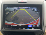 【バックモニター】後方の障害物や歩行者を確認できるバックモニター。狭い駐車場や混雑した場所でも安心して車を操作できます。