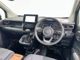 運転席まわりです。 各操作スイッチは使いやすい位置に配置されてます。