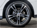 【BMWアロイホイル】軽量かつ強度に拘ったアロイホイル。走行性能ポテンシャルを引き出す設計。車の足元を引き締めてくれる大きなポイントはアロイホイルです。