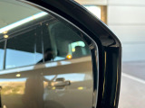 ブラインドスポットモニターは、左右斜め後ろを平行して走る車を認識し、車線変更の際に危険を察知するとドライバーへ警告を促します。夜・雨・トンネル内など走行時の環境が悪い時ほど便りになる機能です!